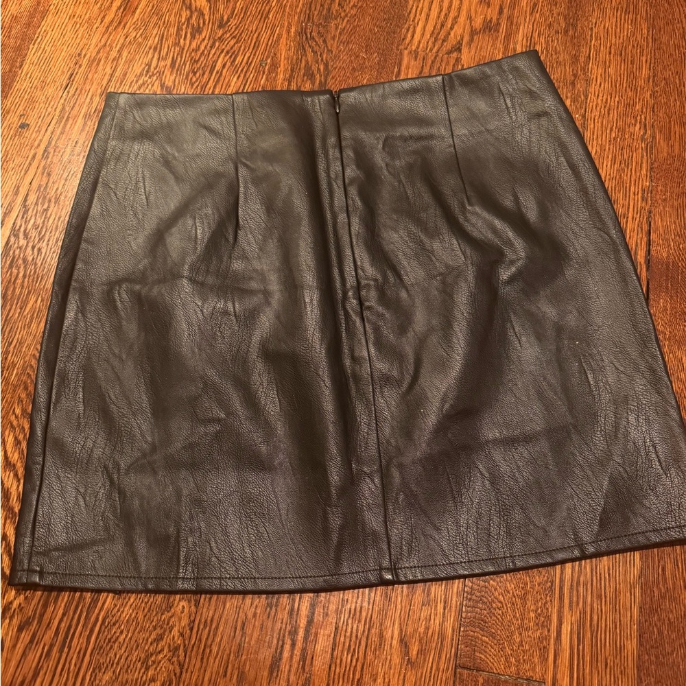 Superdown REVOLVE Trinity Faux Leather Skirt NWT - Picture 6 of 6